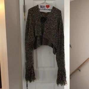 Cropped sweater with oversized sleeves